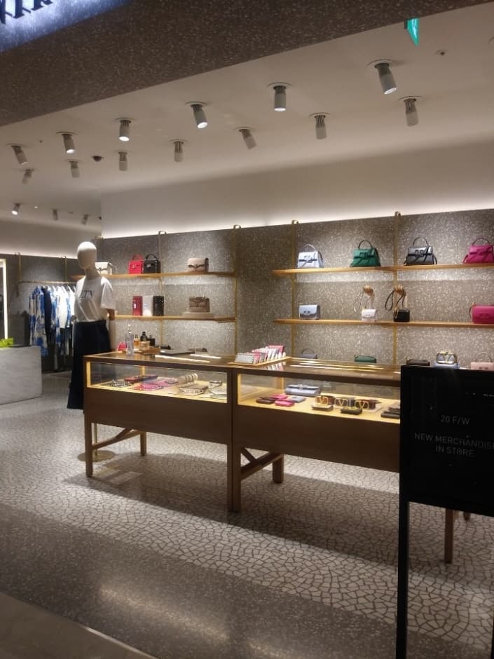 발렌티노 현대 본점_3