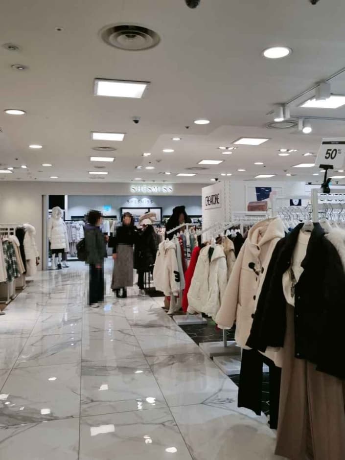 Shesmiss - Newcore Pyeongchon Branch [Tax Refund Shop] (쉬즈미스 뉴코아 평촌)