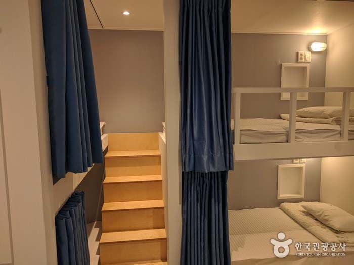전남_백패커스인여수_구관 2층 침대형 6인실