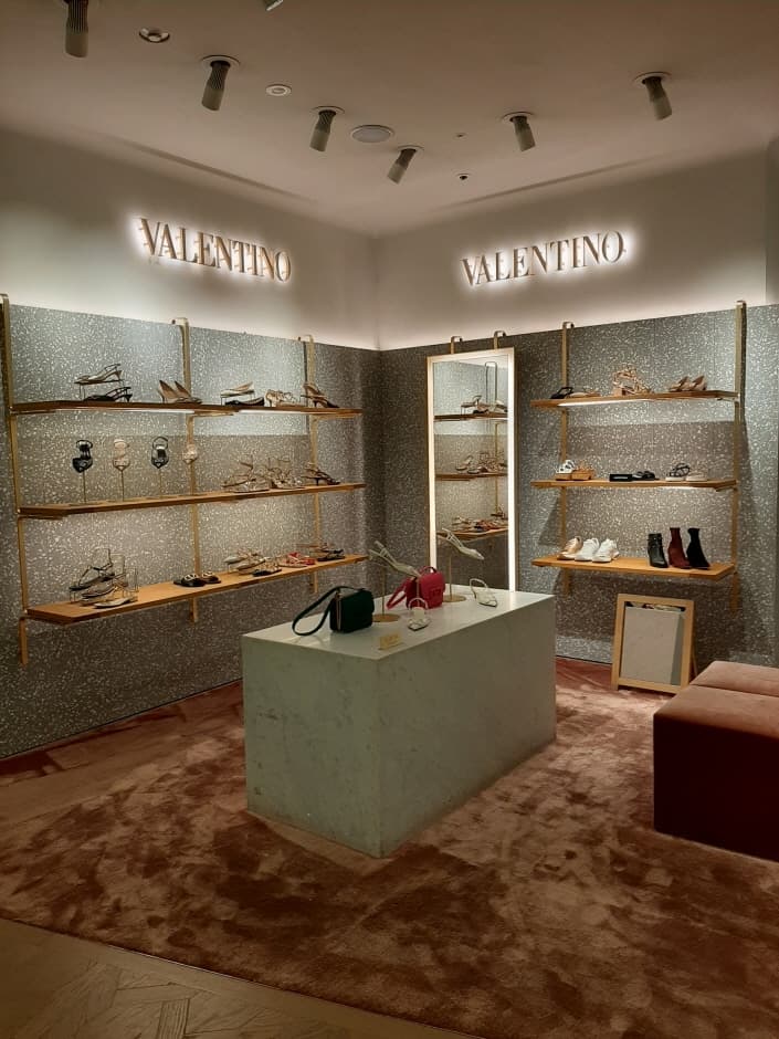 Valentino Shoes - Shinsegae Gangnam Branch [Tax Refund Shop] (발렌티노 슈즈 신세계강남점)