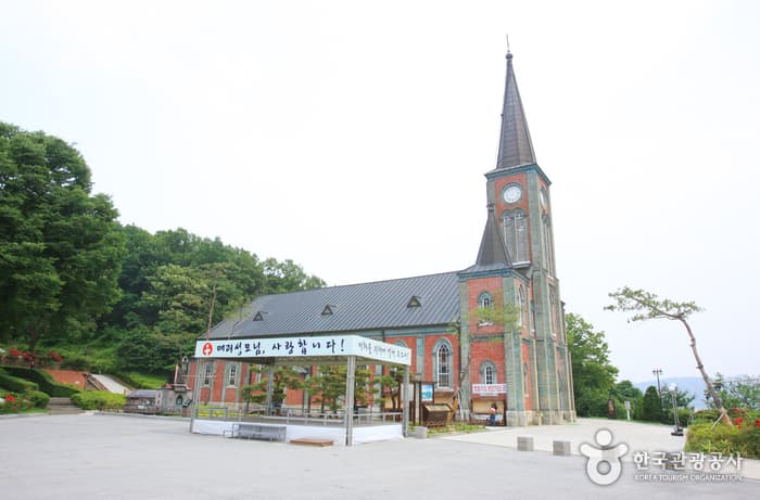 Gamgok Maegoe Virgin Mary Catholic Cathedral (감곡매괴성모순례지성당)