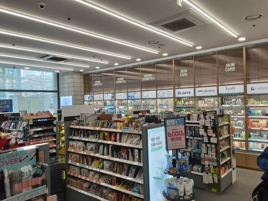 Olive Young - Apgujeong Town Branch [Tax Refund Shop] (올리브영 압구정타운)