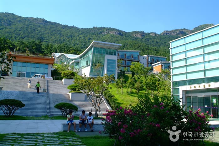 Namdo National Gugak Center (국립남도국악원)