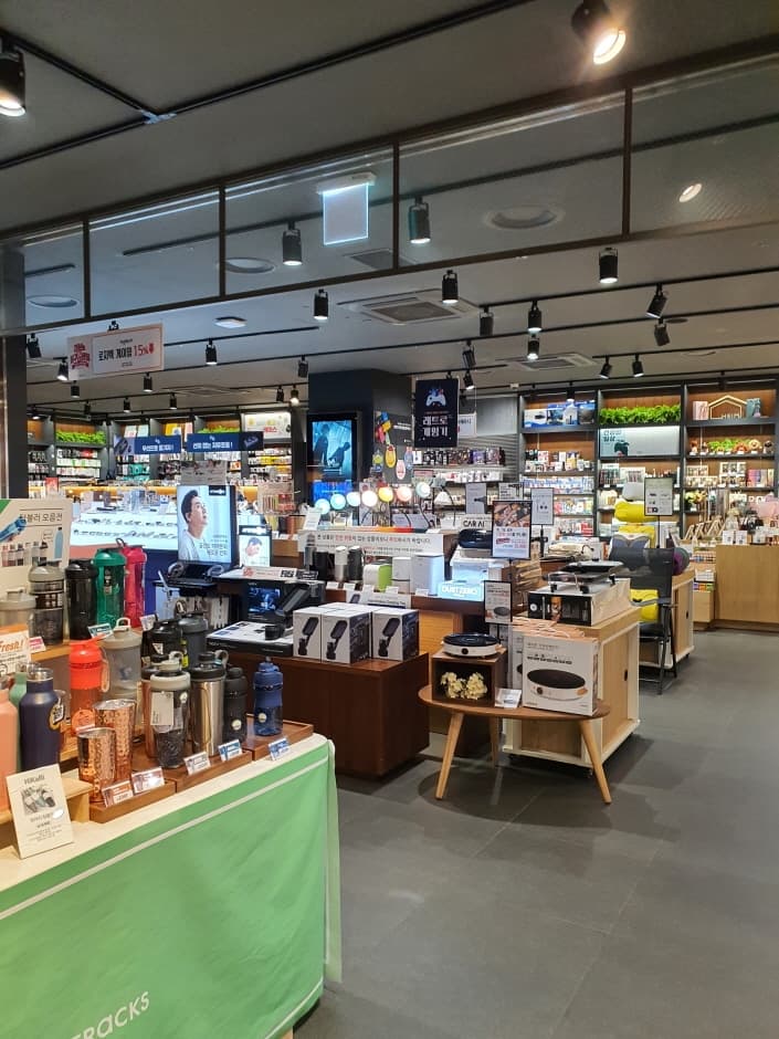 Hottracks - Hapjeong Branch [Tax Refund Shop] (핫트랙스 합정점)