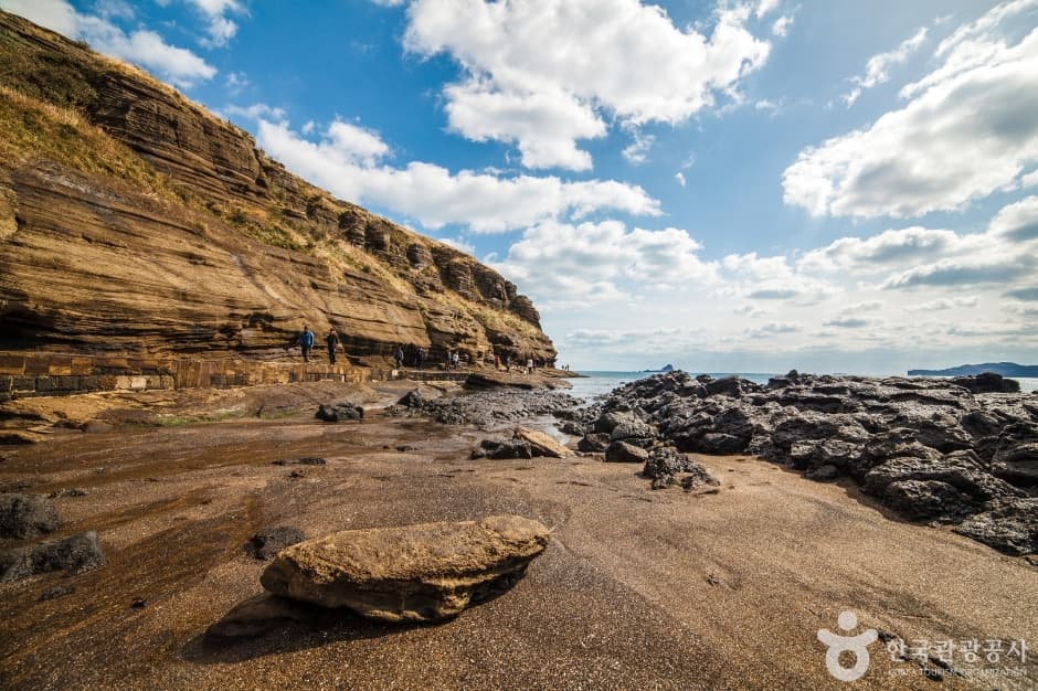 Yongmeorihaean Coast (용머리해안)