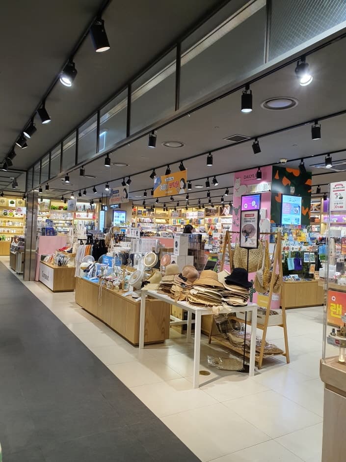 핫트랙스 합정점_3