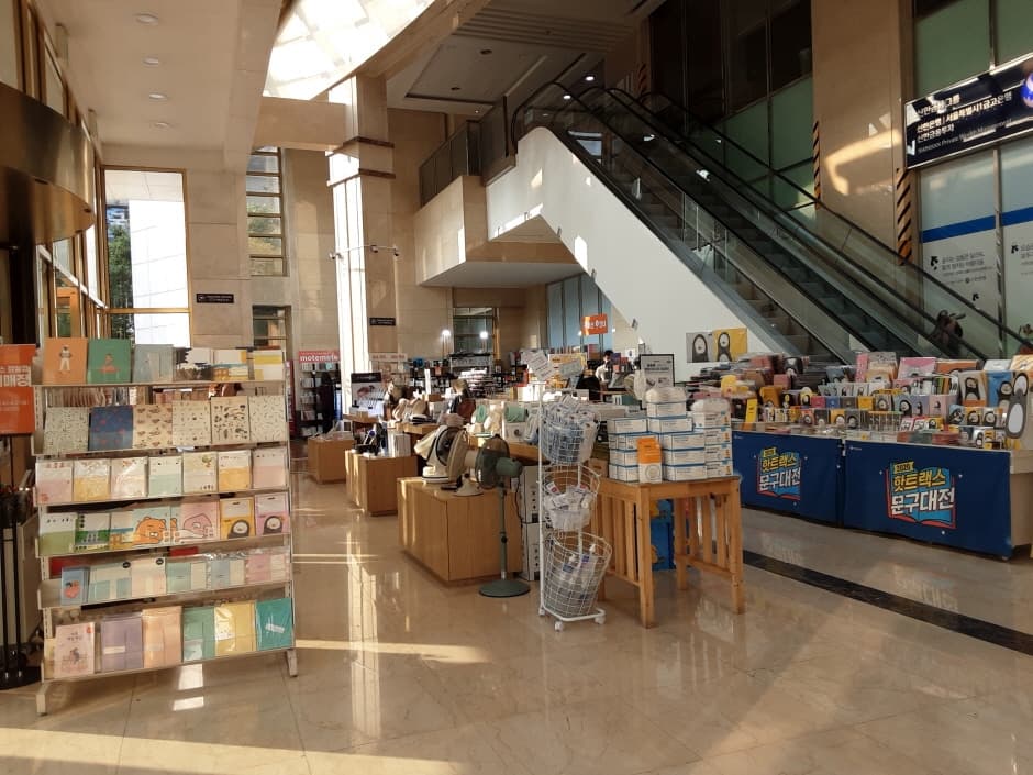 Hottracks - Jamsil Branch [Tax Refund Shop] (핫트랙스 잠실점)