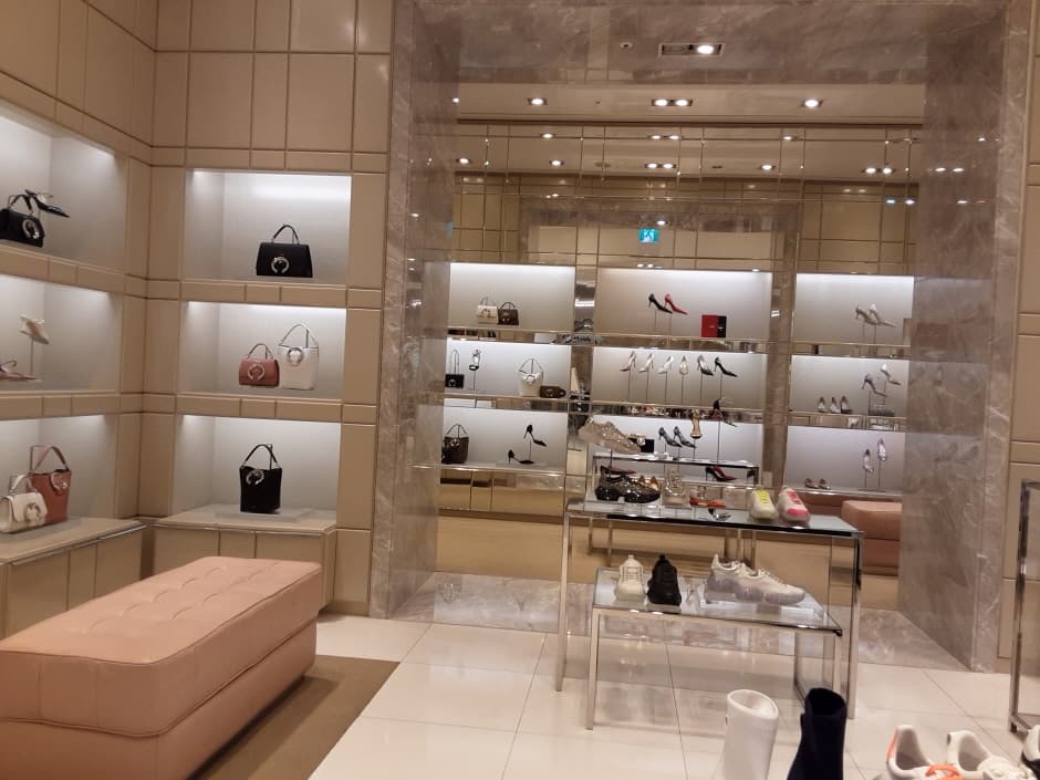 Jimmy Choo - Lotte Avenuel World Tower Branch [Tax Refund Shop] (지미추 롯데 에비뉴엘 월드타워점)
