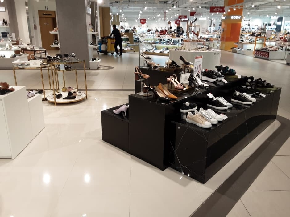 Kolon Suecomma Bonnie - Lotte Dongbusan Branch [Tax Refund Shop] (코오롱 슈콤마보니 롯데동부산)