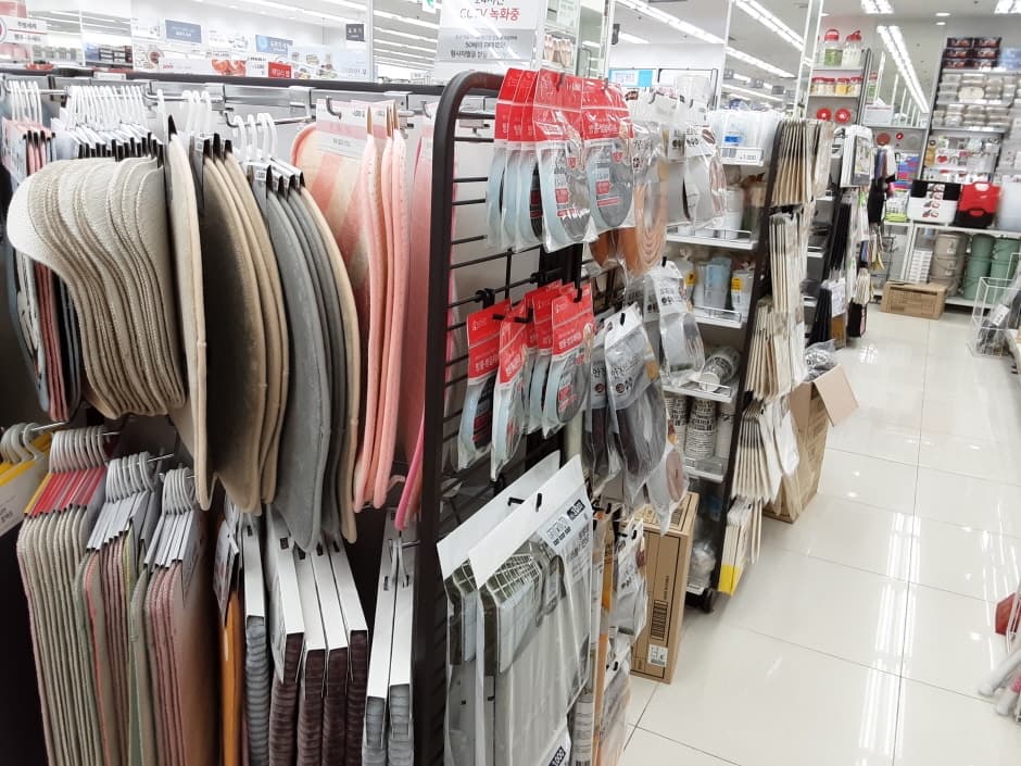 Daiso - Busan Gukje Market Branch [Tax Refund Shop] (다이소 부산국제시장)