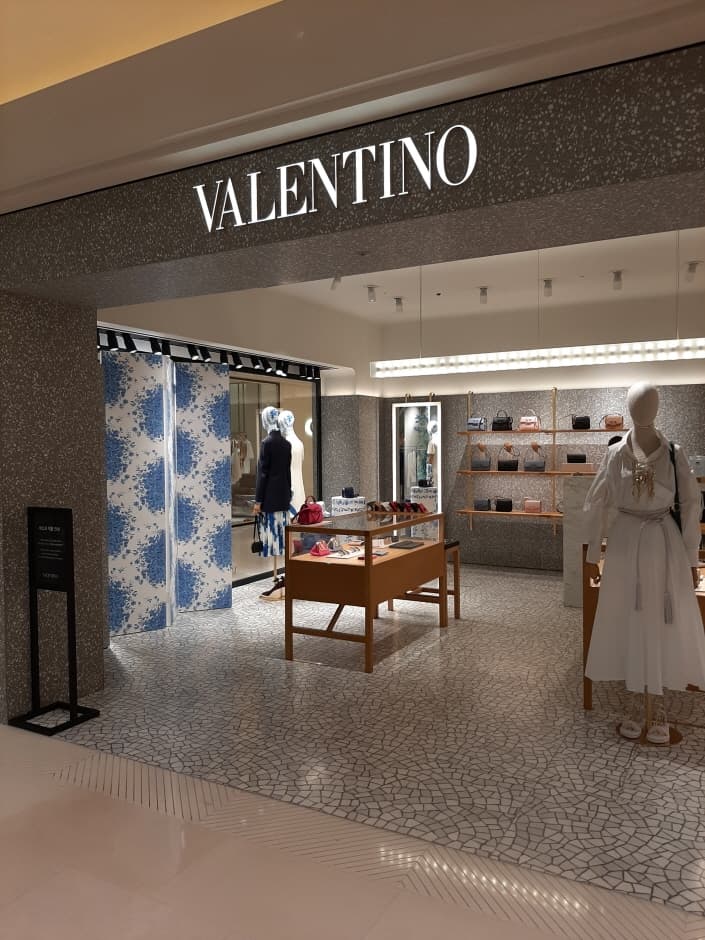 Valentino - Shinsegae Gangnam Branch [Tax Refund Shop] (발렌티노 신세계 강남점)