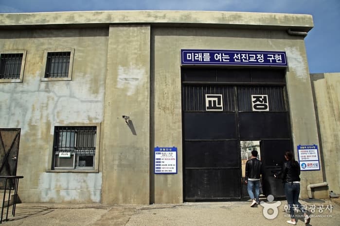 ‘인싸’들의 슬기로운 여행생활 개화기 의상, 죄수복, 옛날 교복 어떤 걸로 입을래?_15