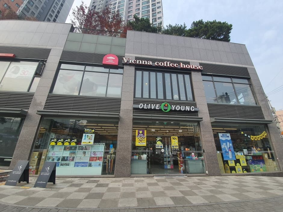 Olive Young - Jangseungbaegi Station Branch [Tax Refund Shop] (올리브영 장승배기역)