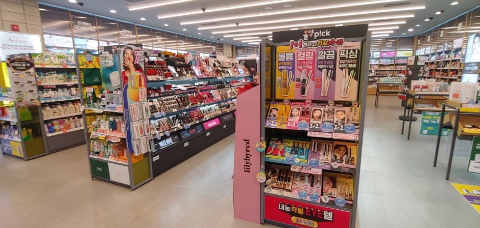 Olive Young - KYOBO BOOK CENTRE Hapjeong Branch [Tax Refund Shop] (올리브영 합정교보)