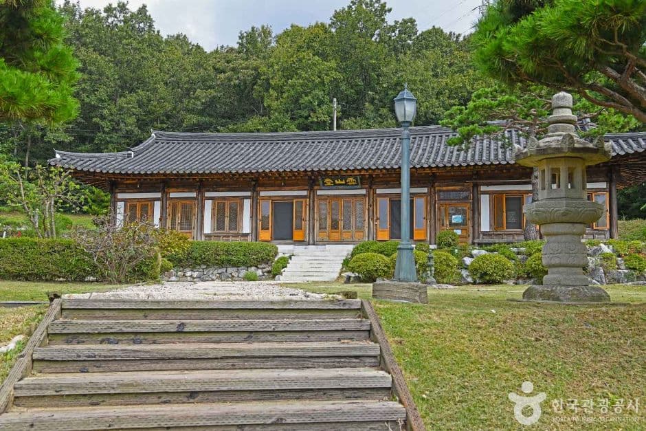 Lotus Lantern International Meditation Center (연등국제선원)