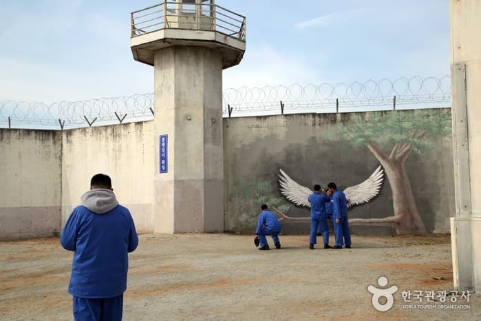 ‘인싸’들의 슬기로운 여행생활 개화기 의상, 죄수복, 옛날 교복 어떤 걸로 입을래?_11
