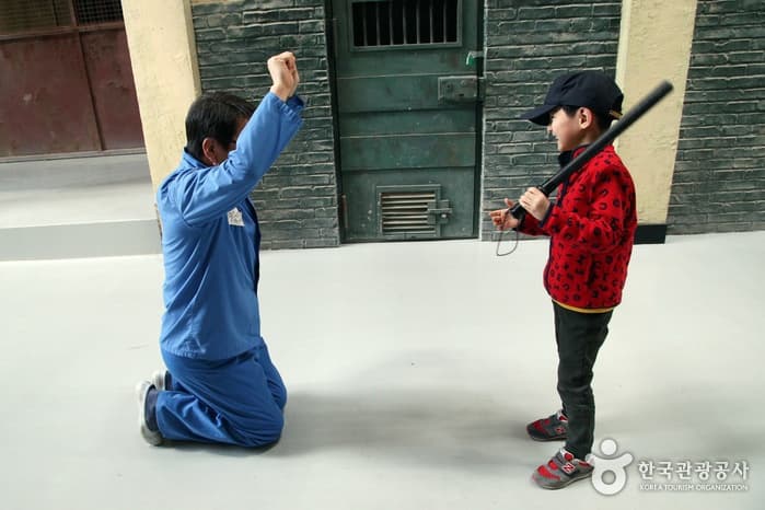 ‘인싸’들의 슬기로운 여행생활 개화기 의상, 죄수복, 옛날 교복 어떤 걸로 입을래?_12