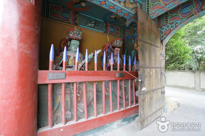 혜원정사의천왕문과범종각