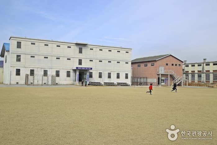 ‘인싸’들의 슬기로운 여행생활 개화기 의상, 죄수복, 옛날 교복 어떤 걸로 입을래?_13