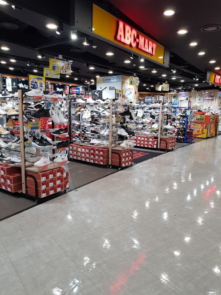 ABC-Mart - World Cup Branch [Tax Refund Shop] (ABC 마트 월드컵점)