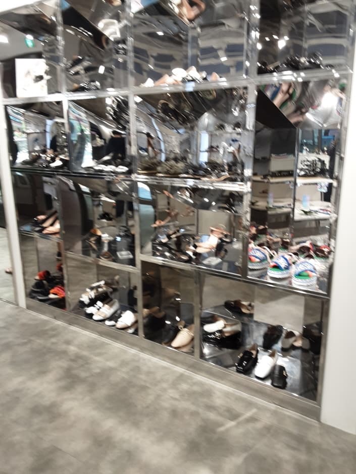 Kolon Suecomma Bonnie - Shinsegae Paju Branch [Tax Refund Shop] (코오롱 슈콤마보니 신세계파주)