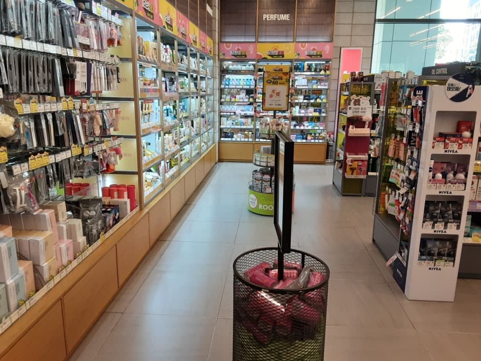 Olive Young - Sindang Station Branch [Tax Refund Shop] (올리브영 신당역)