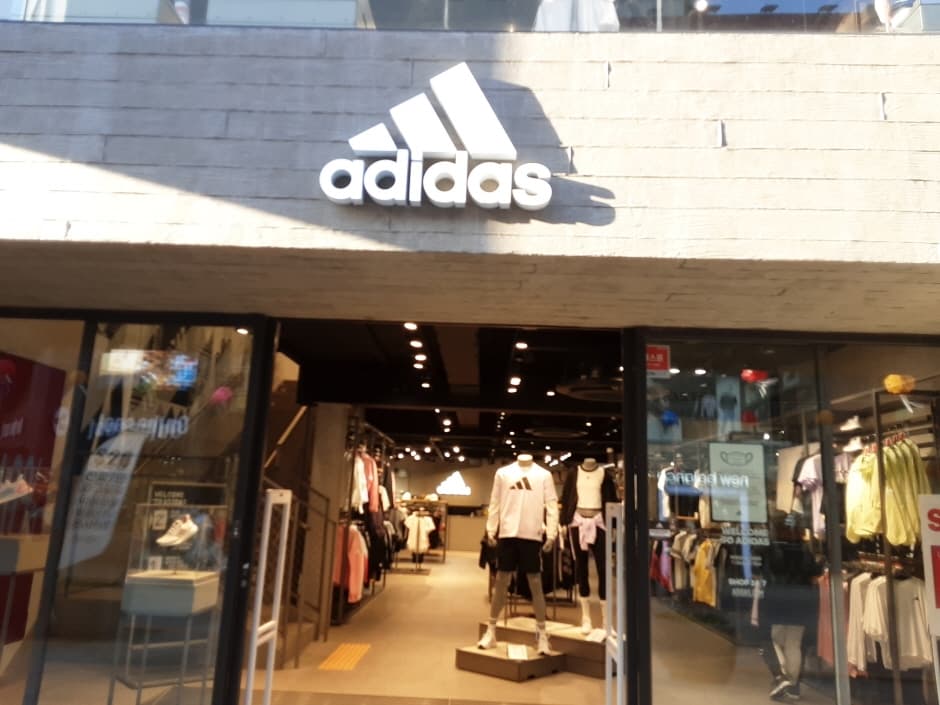 Adidas - Gwangbok Branch [Tax Refund Shop] (아디다스 광복점)