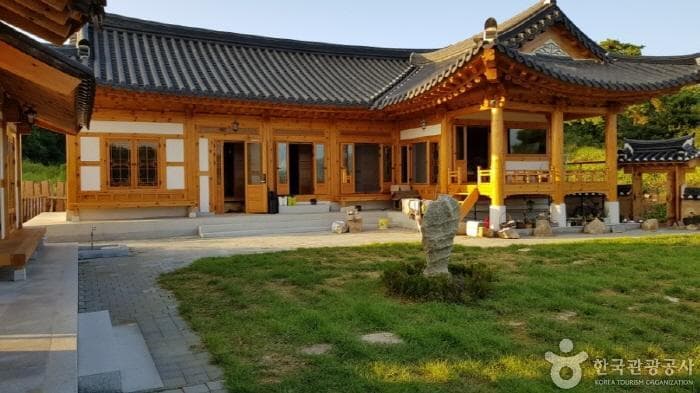 Pungsongjae (풍송재)