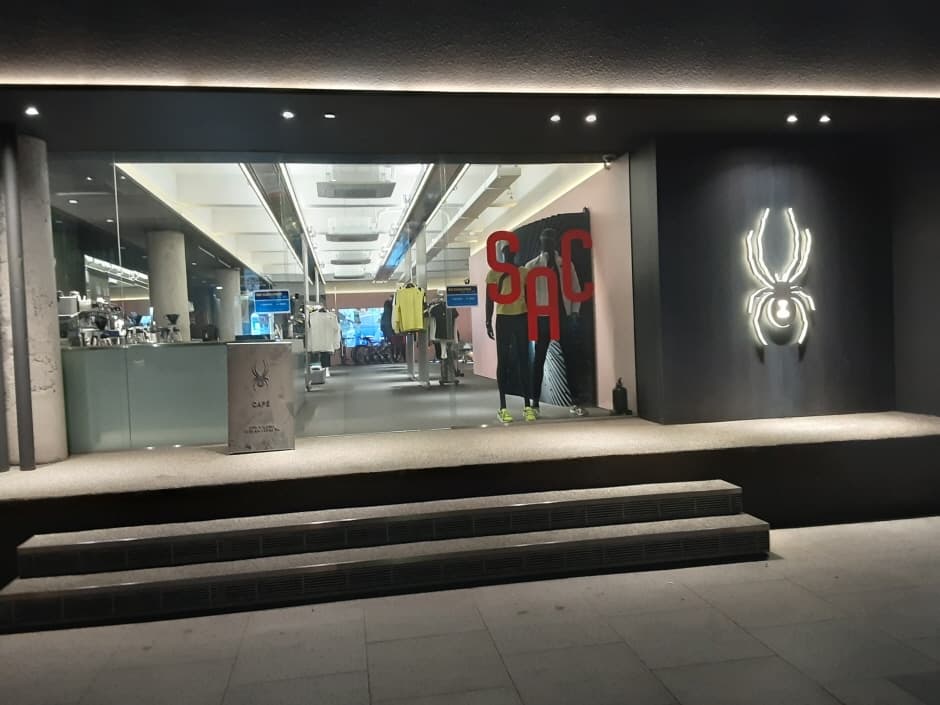 Spyder - Apgujeong Branch [Tax Refund Shop] (스파이더 압구정)