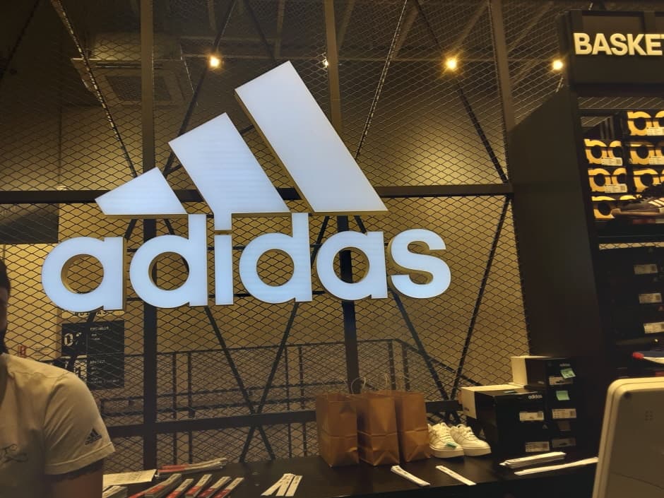 Adidas - Lotte Outlets Gimhae Branch [Tax Refund Shop] (아디다스 롯데아울렛 김해점)