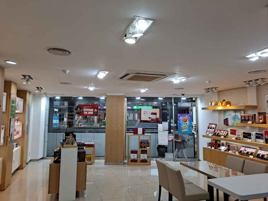 CheongKwanJang - Sinseol-dong Branch [Tax Refund Shop] (정관장 신설동점)