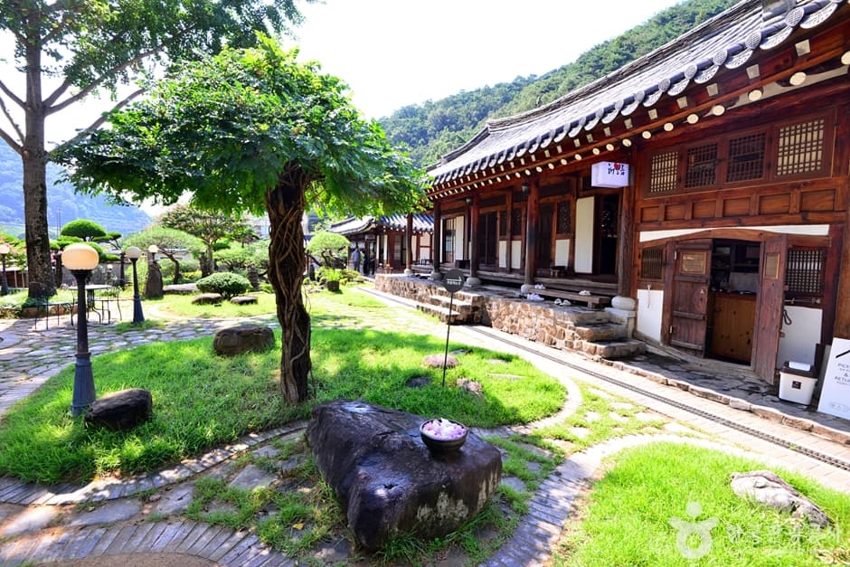 Kkotpineun Chunsamwol (꽃피는춘삼월)