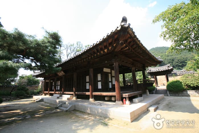 Village of the Nampyeong Mun Clan in Bon-ri (남평문씨본리세거지)