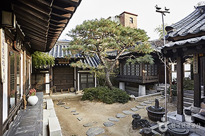 Rakkojae Seoul Bukchon Hanok Hotel (락고재 서울 북촌 한옥호텔)