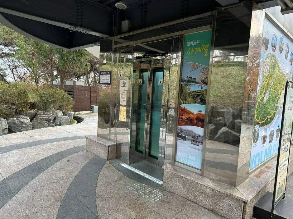 월미공원 월미전망대_전망대 올라가는 엘리베이터 외관