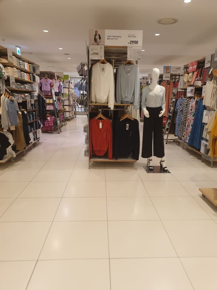 Uniqlo - Hyundai Chungcheong Branch [Tax Refund Shop] (유니클로 현대청주)