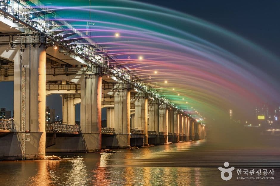 Banpo Bridge Rainbow Fountain (반포대교 달빛무지개분수)