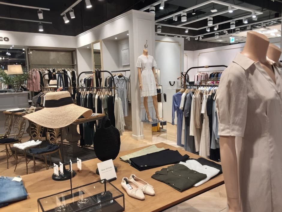 Club Monaco - World Tower Branch [Tax Refund Shop] (클럽모나코 월드타워점)