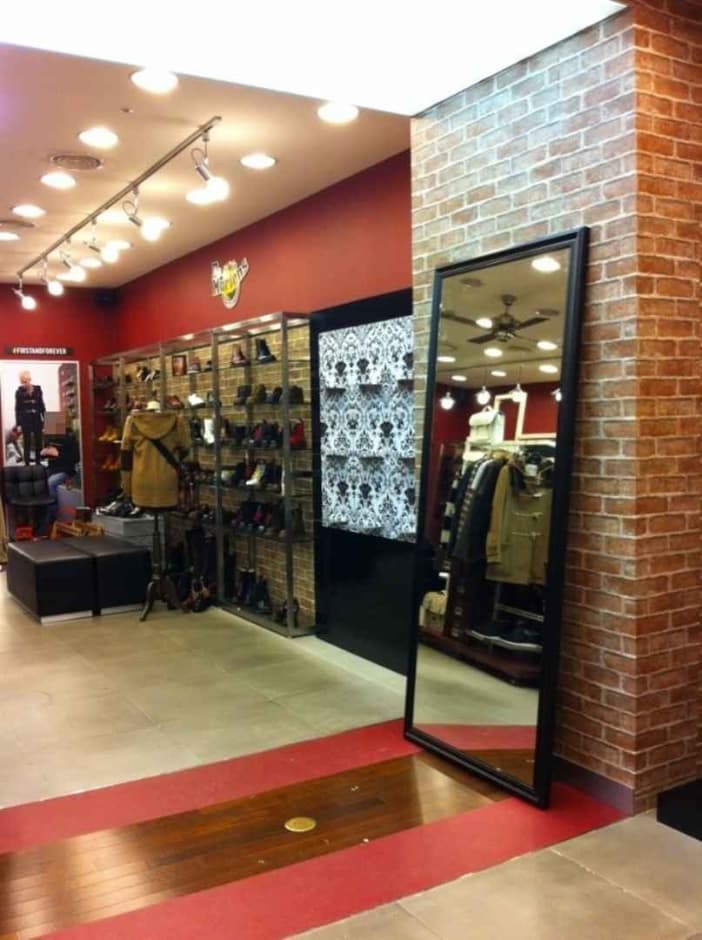 Dr. Martens [Tax Refund Shop] (닥터마틴)