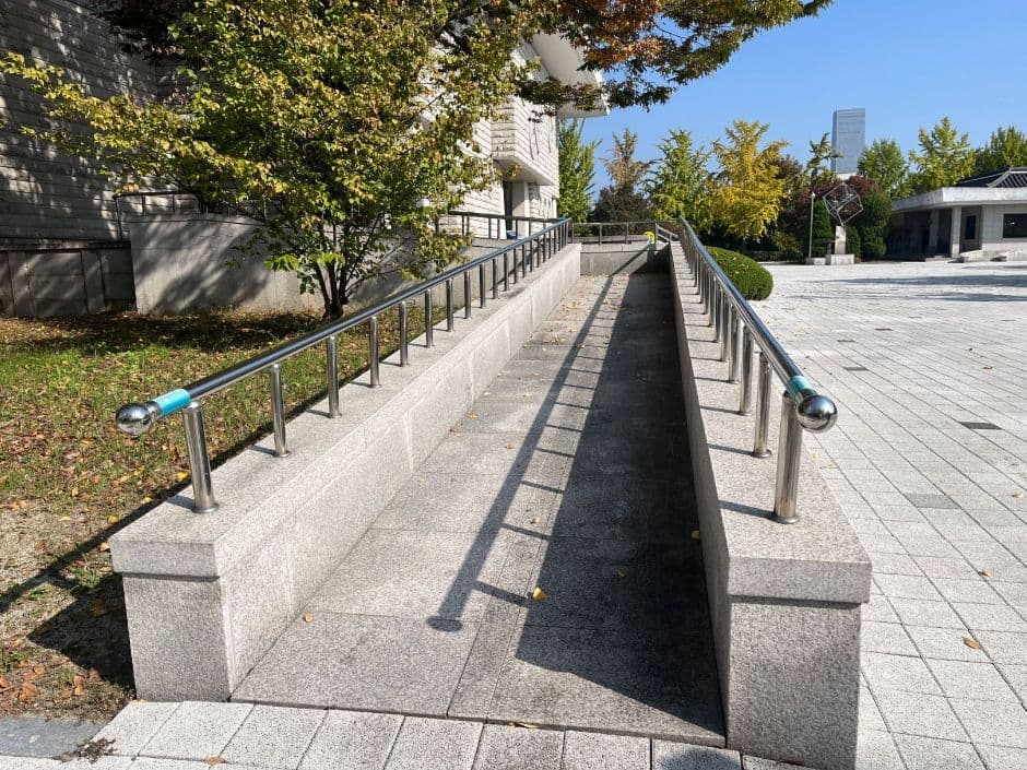한국조폐공사화폐박물관_정문 휠체어 경사로 (1)