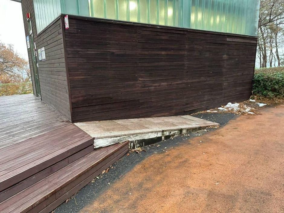 월미공원 월미전망대_화장실 건물 경사로