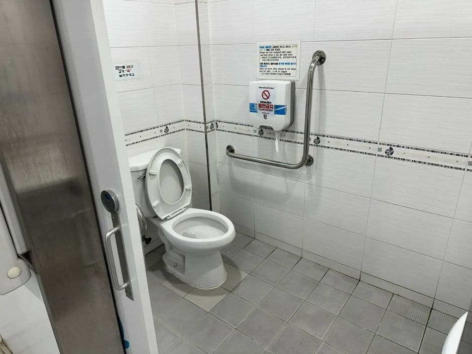 월미공원 월미전망대_화장실 건물내 장애인 화장실 내부 모습