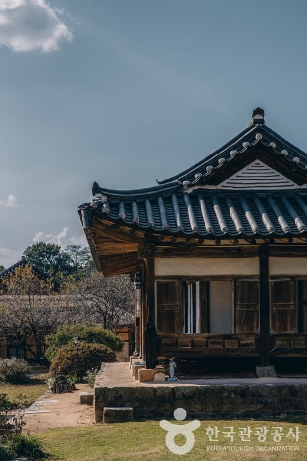 Myeongrjaegotaek (논산 명재고택)
