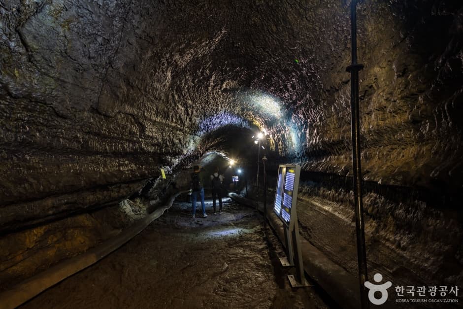 Manjanggul Lava Tube [National Geopark] (만장굴 (제주도 국가지질공원))