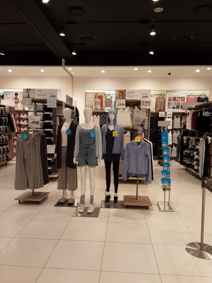 유니클로 디큐브시티_3