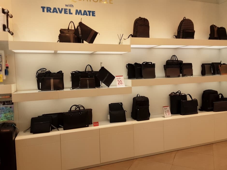 Louis Quatorze Bags - Lotte Gimhae Branch [Tax Refund Shop] (루이까또즈 가방 롯데김해)