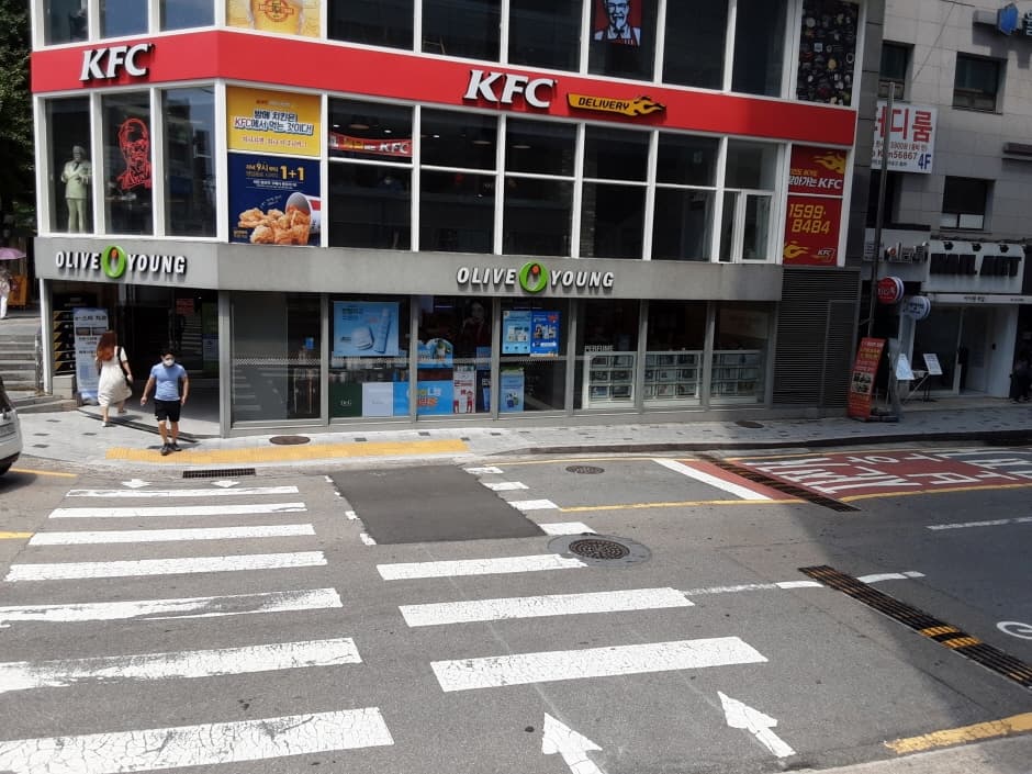 Olive Young - Sinchon Station Branch [Tax Refund Shop] (올리브영 신촌역)