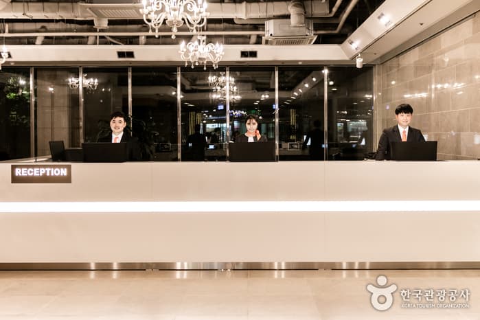 서울_라마다 호텔앤스위트 서울 남대문_안내데스크