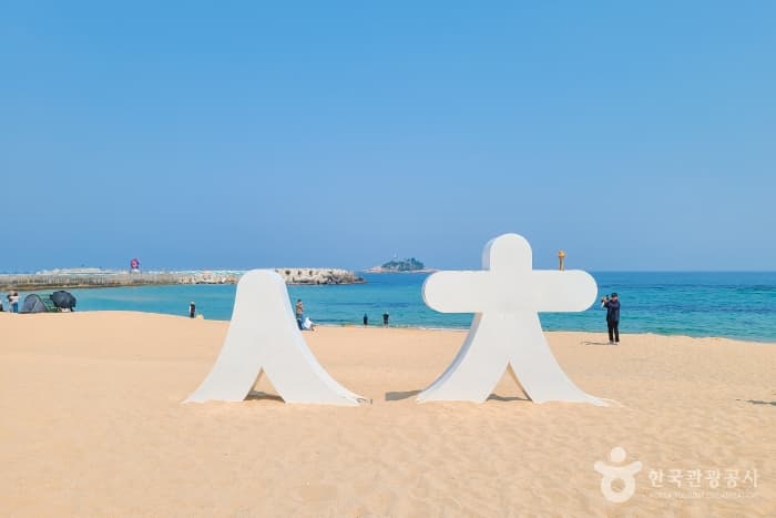 이 안에 속초 있다! 설악산과 동해 품은 신상 랜드마크 속초아이_속초해수욕장 4-3
