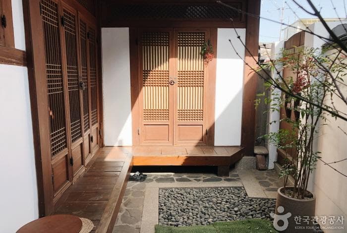 Roomin Bukchon (루민북촌)